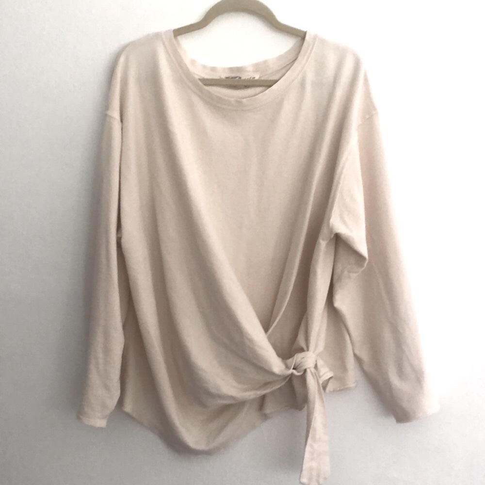Free people beach front knot top. Like new